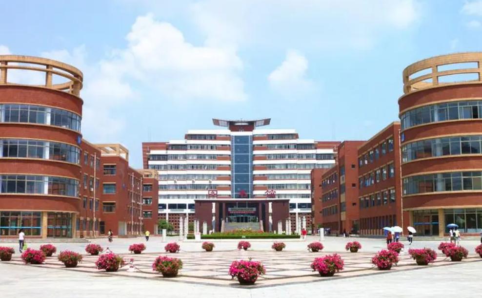 张雪峰:滨州学院航空专业极好,现如今已更名为山东航空大学。