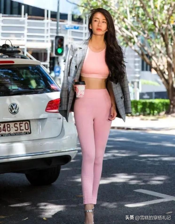 瑜伽裤外穿瑜伽服也能搭出时尚感,宽松裤瑜伽服穿搭白色