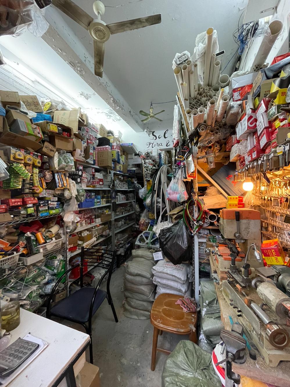 梧桐区的五金店,都是长久又顽强的存在