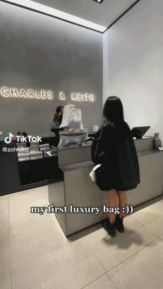 晒爸爸买包被嘲讽,女生晒爸爸送奢侈品包包