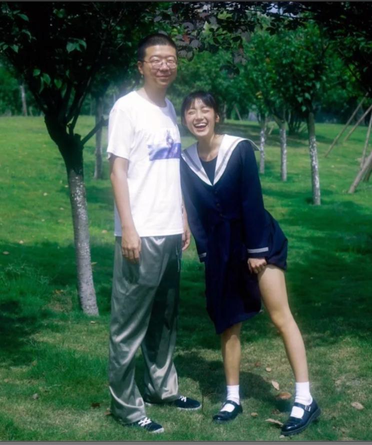 李诞吐槽娱乐圈夸人虚伪,李诞说站着挣钱还是跪着挣钱