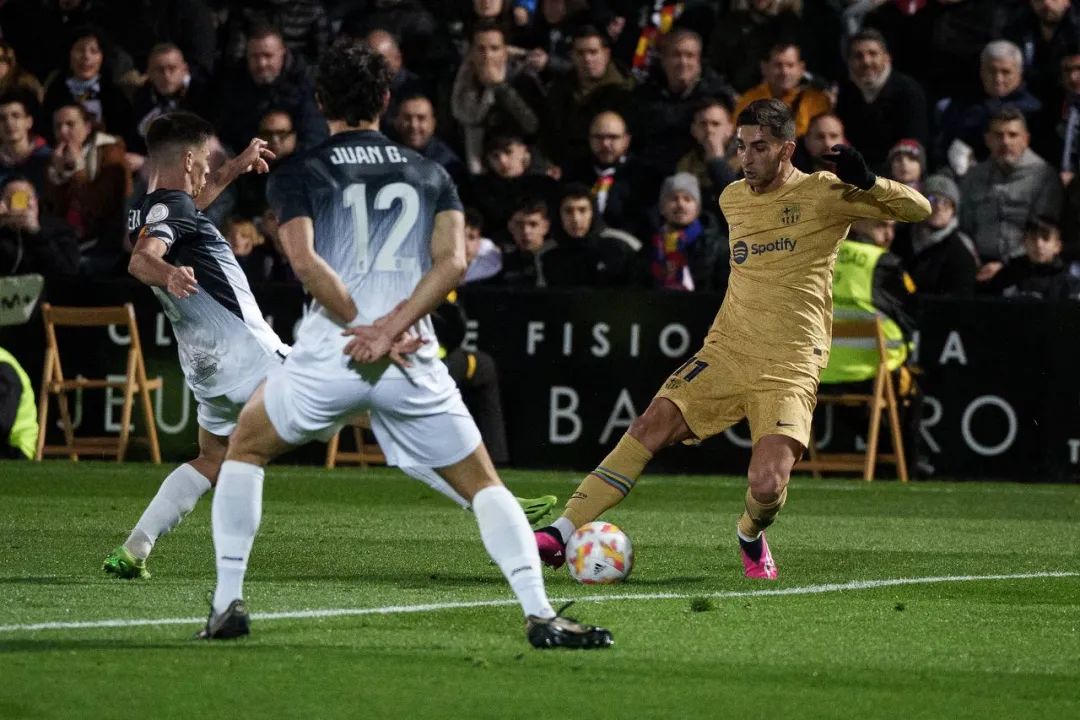 莱万梅开二度，巴萨5-0大胜休达，晋级国王杯八强