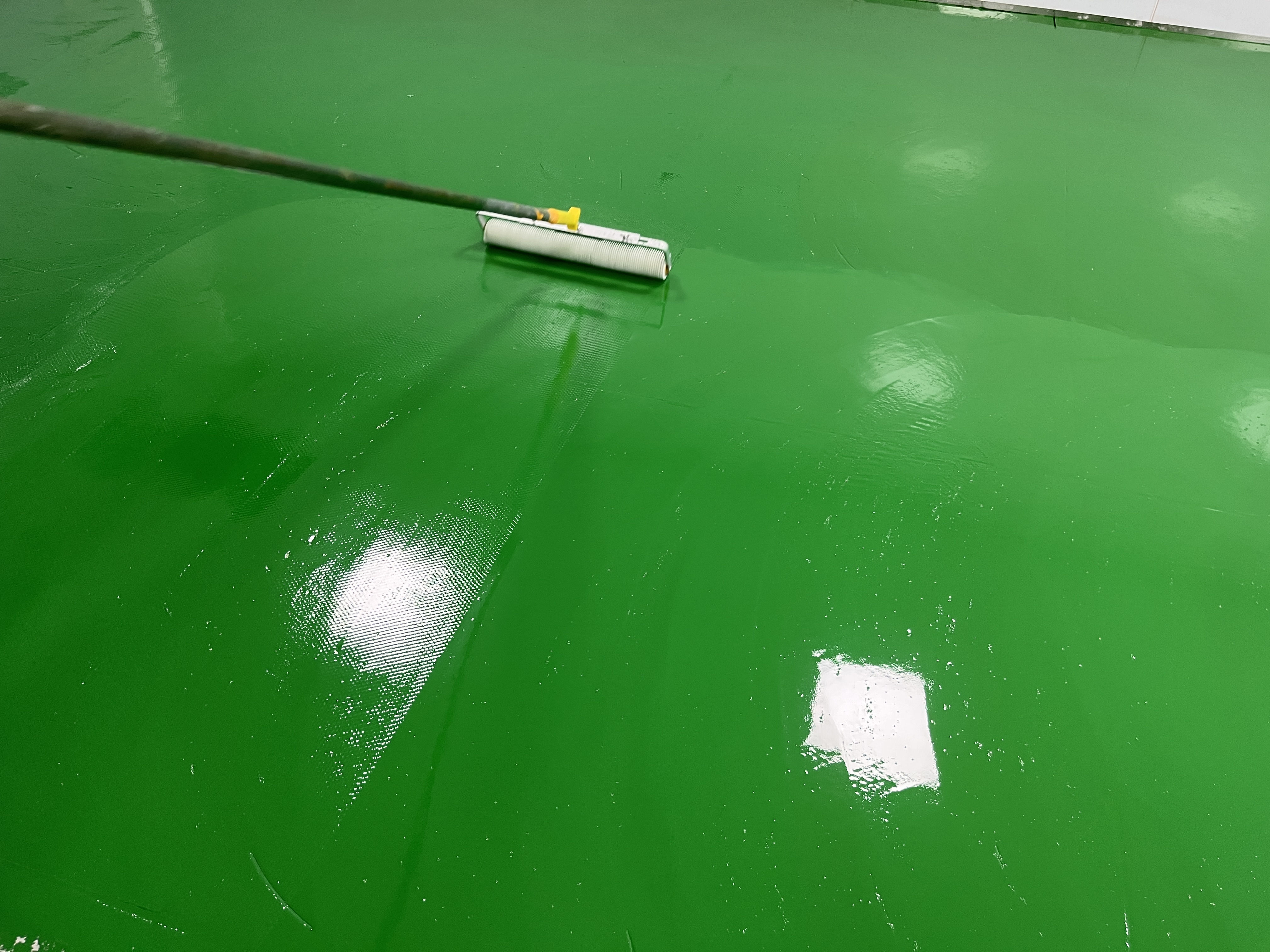 地坪漆刷过起泡什么原因,地坪漆有滚筒印怎么解决