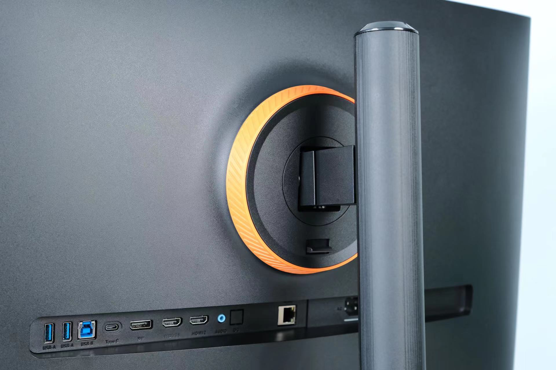 谁说显示器只能放电脑桌，老王帮你解锁自带系统显示器的新玩法