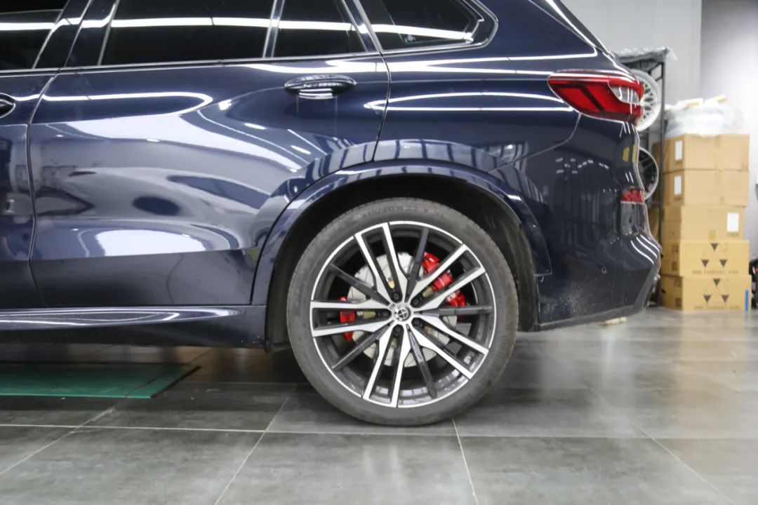 宝马x5拆刹车盘视频,宝马x5红色卡钳和蓝色卡钳的区别