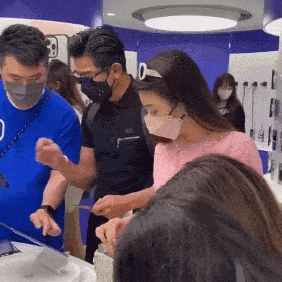 郭富城陪老婆逛街,郭富城携方媛现身甜蜜爆表