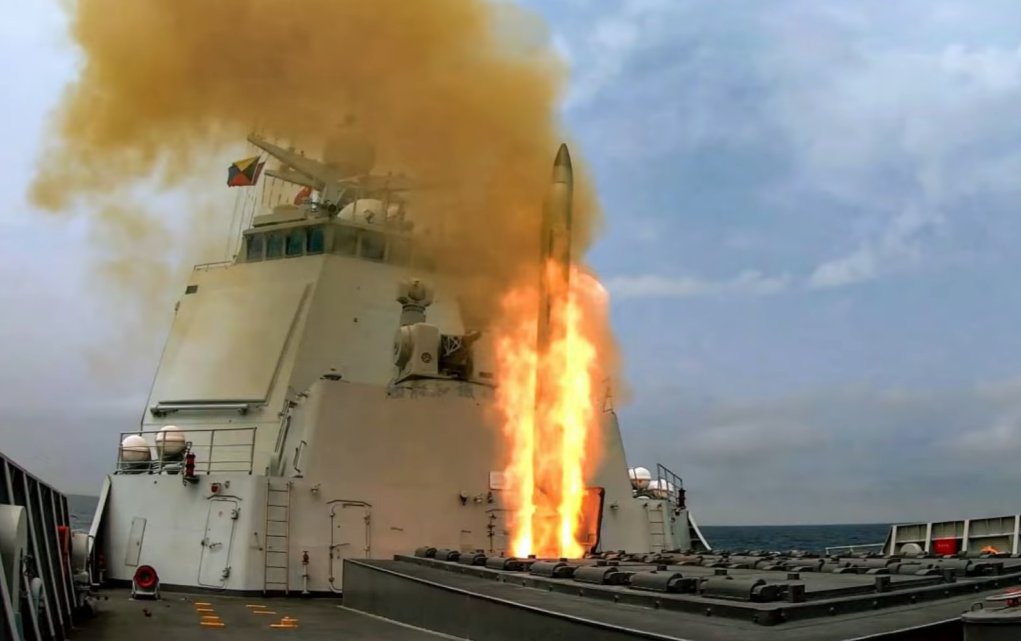 向解放军学习！俄官兵登上052D，在垂发前驻足，笔记本写满要点