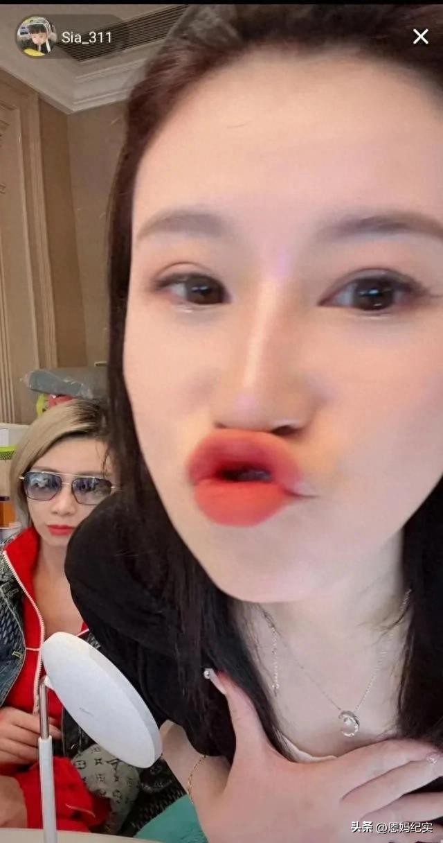 伊尔康二儿子订婚现场:新娘肚子胀得像怀孕了,婆婆盖过新娘