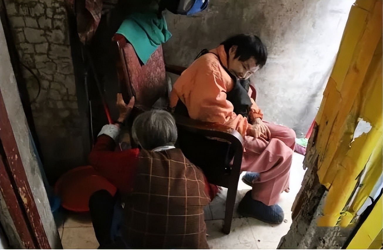 成都口袋婆婆：拾荒20年，养活两个病患，三代人，直言：死不成