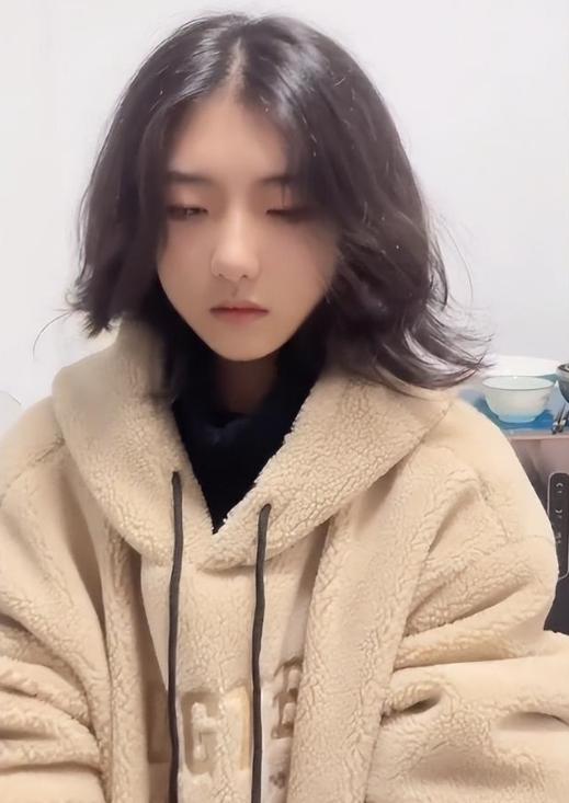 网恋女友是男生！因长相太漂亮出门被路人搭讪，上厕所也要查身份