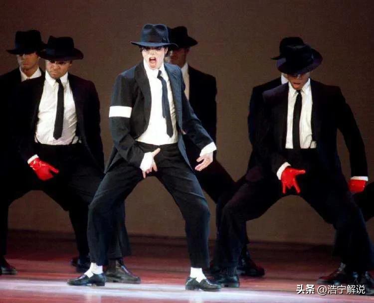 迈克尔杰克逊究竟是哪年成名的,迈克尔杰克逊是怎么学唱歌的