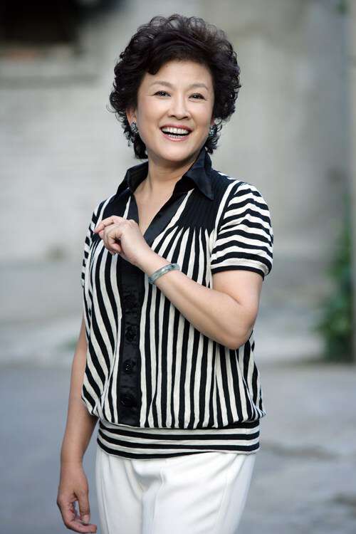 40岁女人适合短发还是长发,女人过四十留长发还是短发显年轻