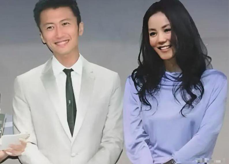 王菲谢霆锋机场公开亲密牵手,王菲谢霆锋机场牵手同框