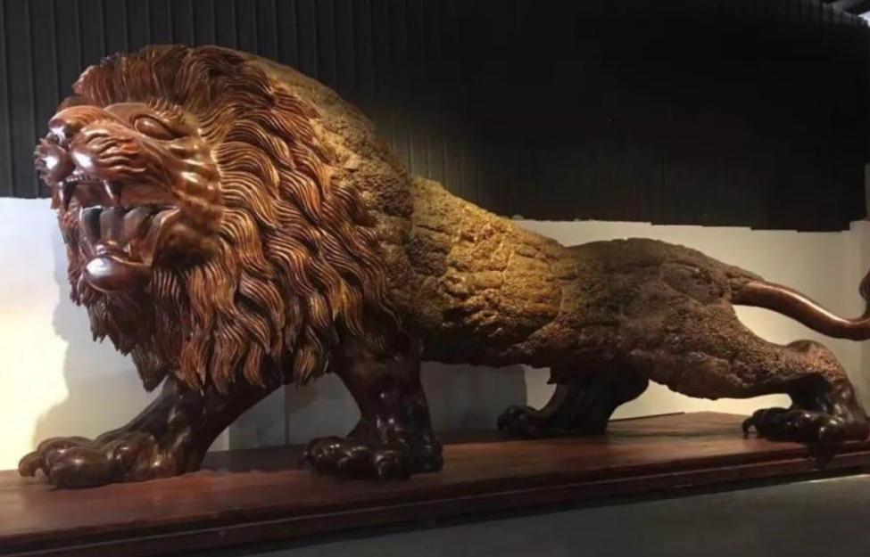 广西男子雕楠木,15米长东方雄狮根雕300万元拒卖