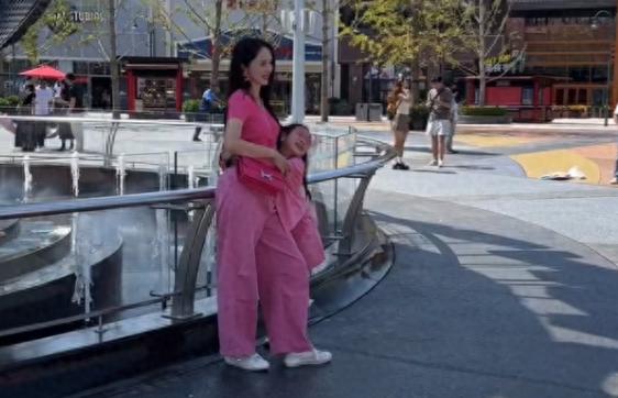 董璇一家三口穿亲子装合体！高云翔剃光头遭冷落，全程卖力推女儿