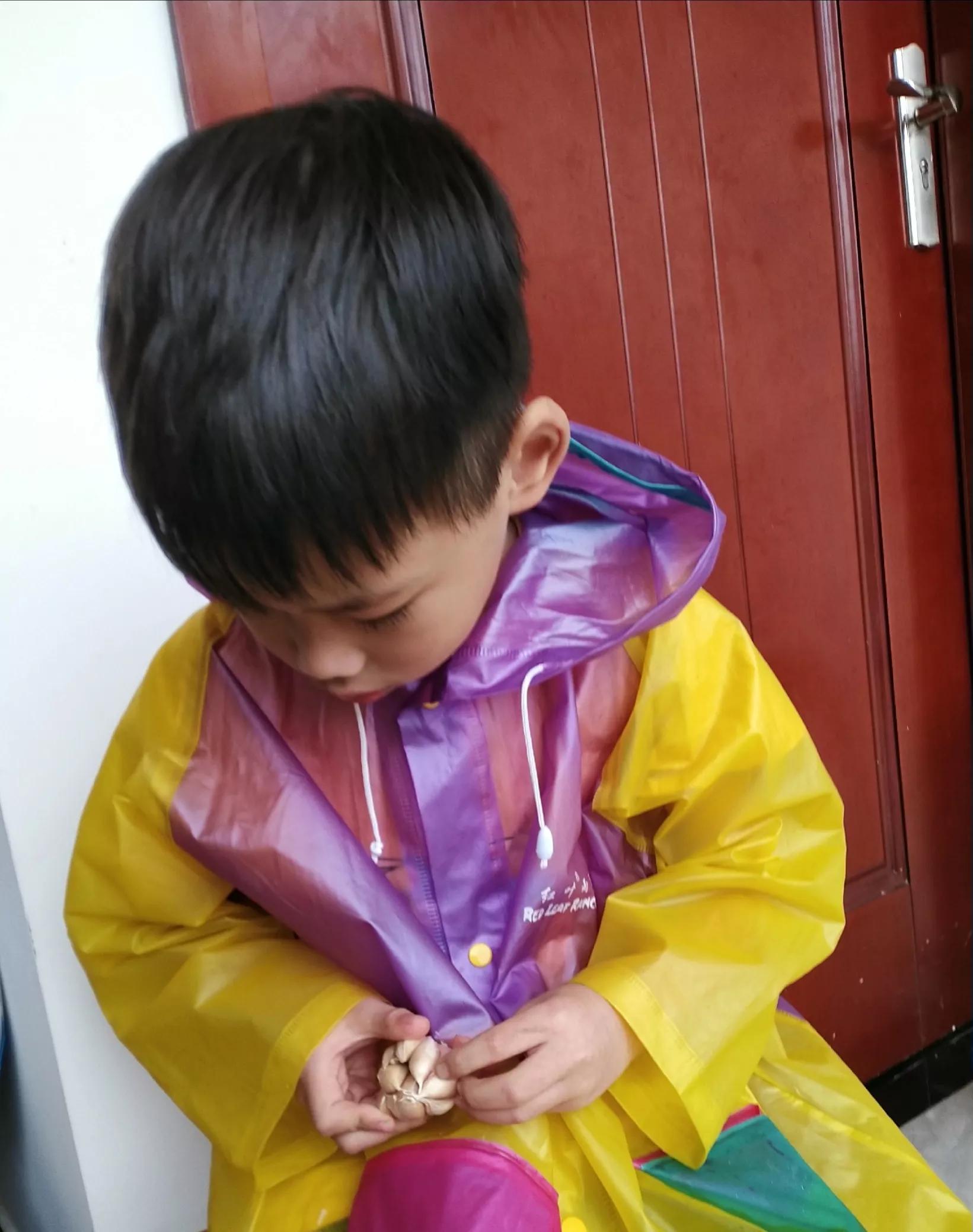 弟弟摔到了医院缝针回来,弟弟摔倒嘴巴摔烂