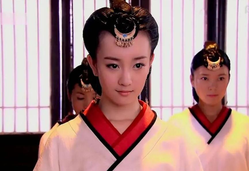 明星也逃不开的容貌焦虑：女星卸妆前后对比，自信的人才最美丽