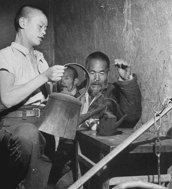 1900年，北京富户人家，服饰臃肿华美，精神状态很佳