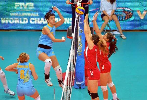 女排为什么要穿球服,女排运动员比赛只能穿一条裤子吗