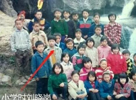 准岳父下跪求他离开女儿，决心创业进深山养鸡16年，带领村民致富