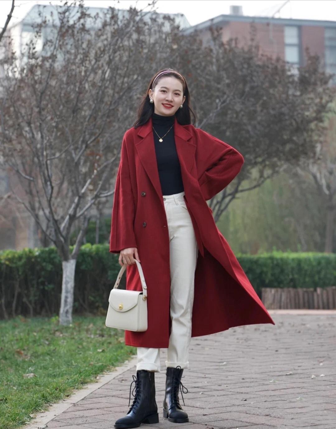 红色衣服怎么穿不显俗,红色怎么穿不土气