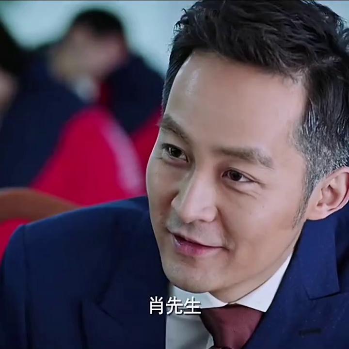 女记者与董事长哥哥相认,女记者采访董事长兄妹相认