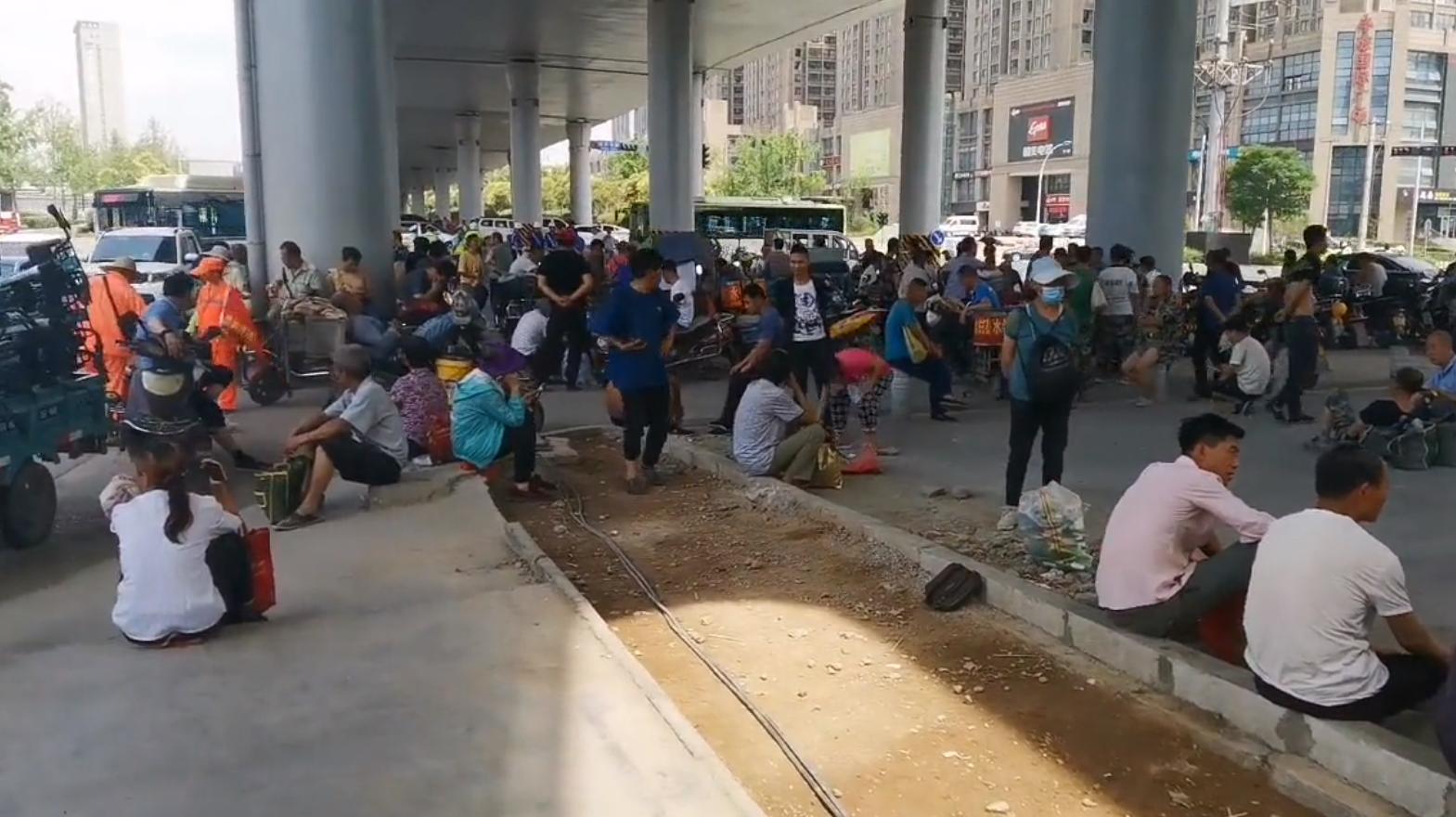 90后农民工沉迷于直播不愿搬砖，邻居们怒了：不务正业！