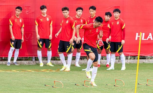 放弃练兵！陈戌源再做争议决定，国足首次退出比赛