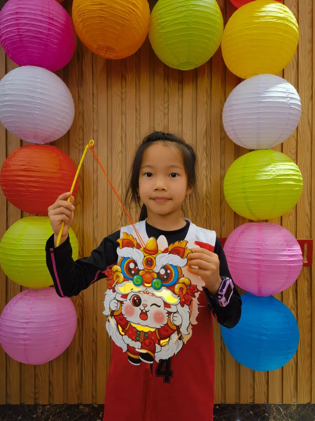 妇女姐妹秀巧手自制花灯闹元宵,闹元宵手工作品龙年