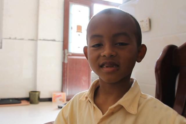 13年前，浙江农村老奶奶收养了黑人小男孩巴比，如今怎么样了？