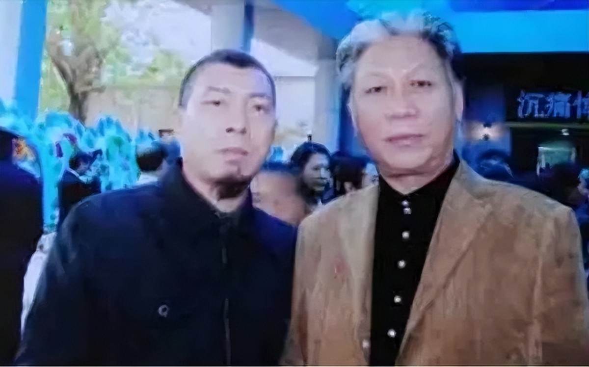 饰演伟人*少奇刘**的演员：王光美把*少奇刘**同志穿过的衣服送给了他