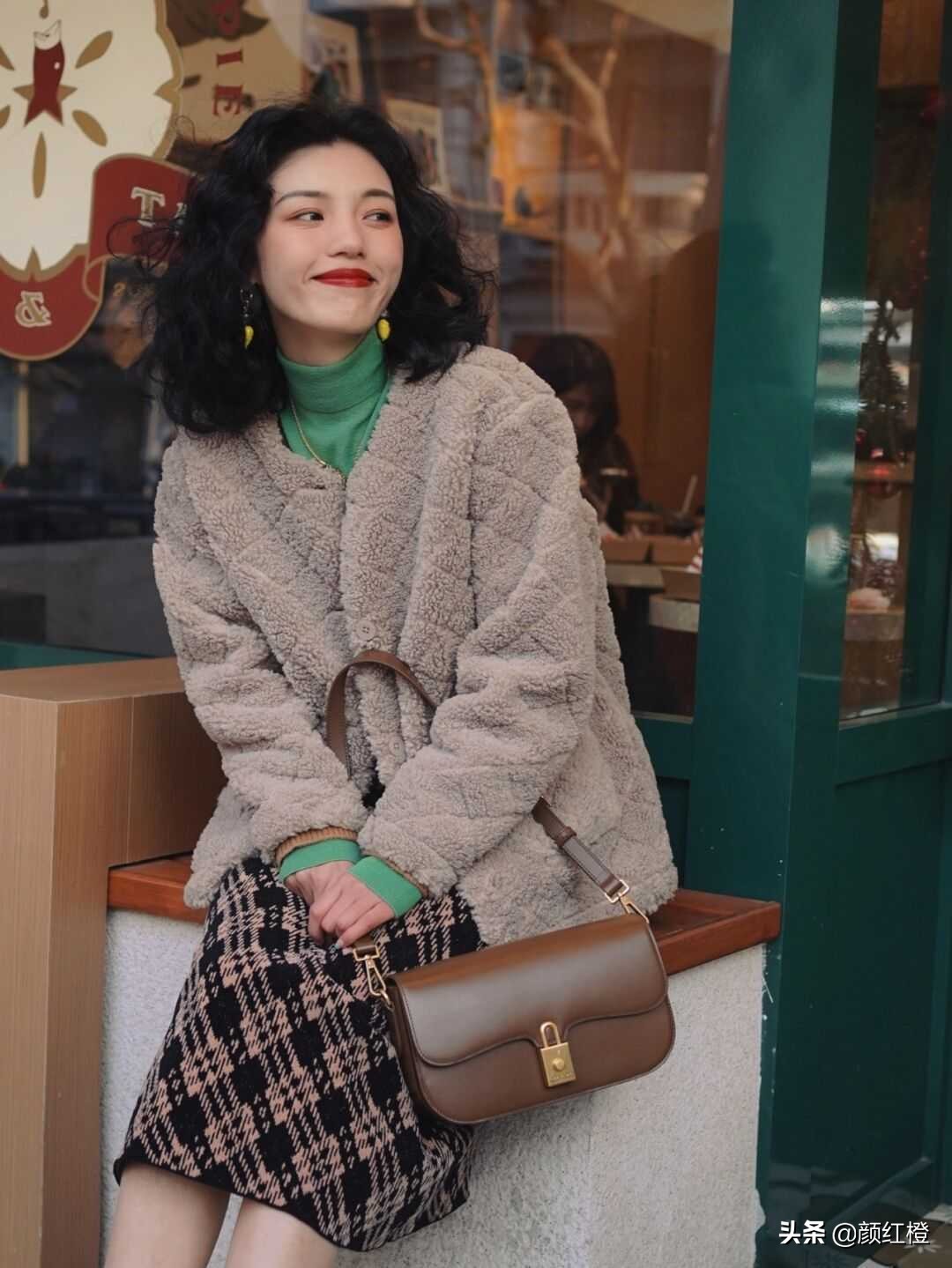 又火了一种穿法叫“羊毛羔外套+半身裙”，洋气精致还保暖，太美