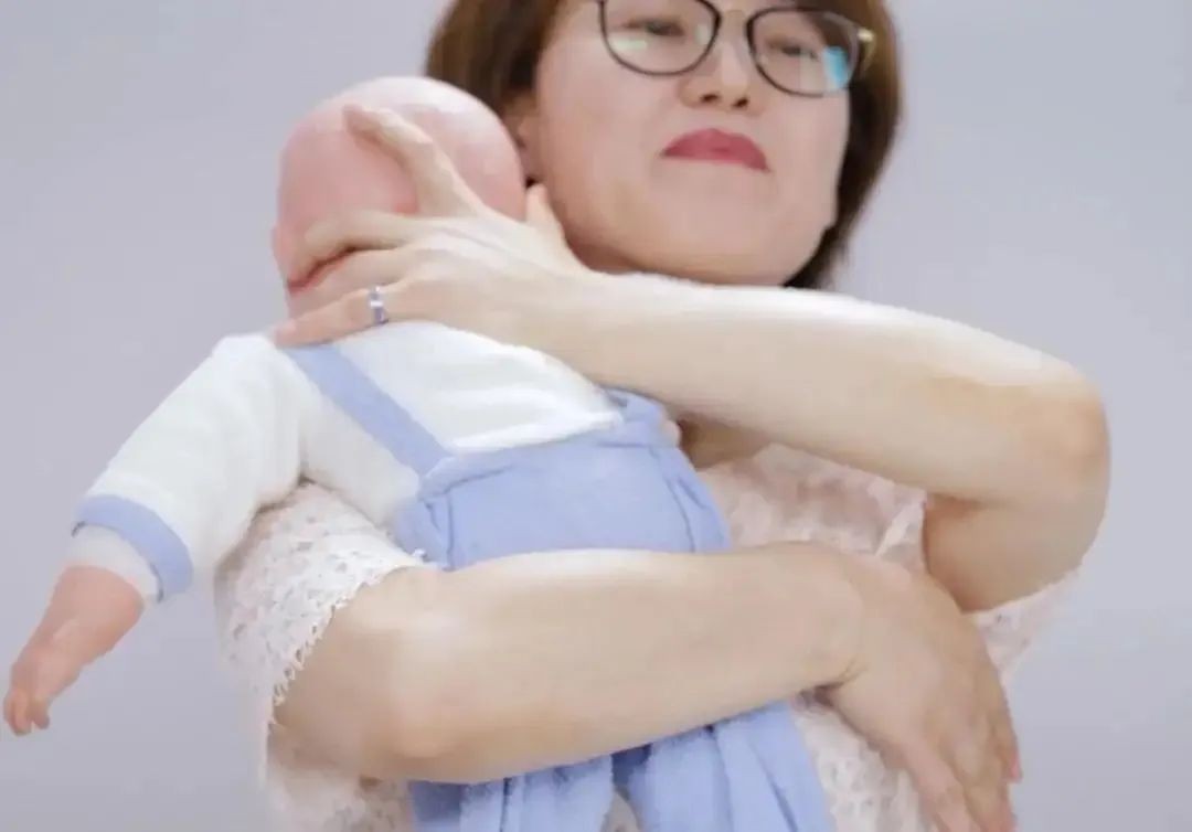 6月龄宝宝湿疹还吐奶怎么回事,婴幼儿感冒咳嗽吐奶怎么办