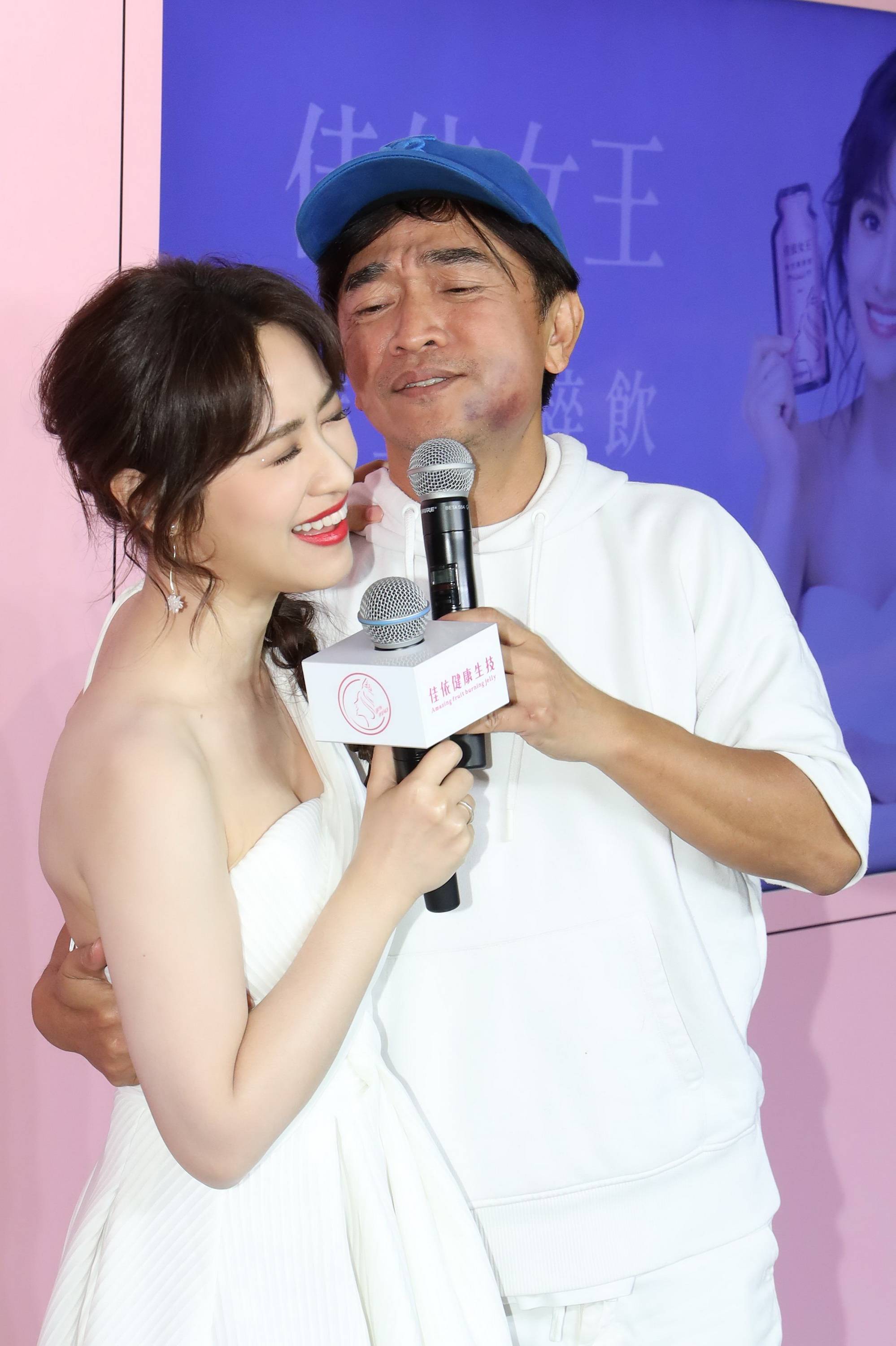 父女“嘴对嘴亲吻”不害臊，以爱的名义满足私欲的行为，该停止了