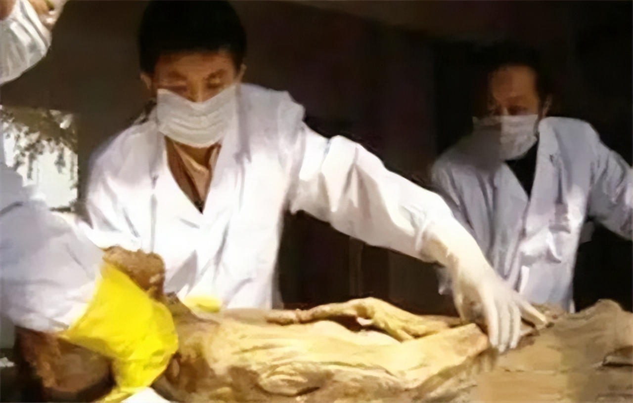 2005年，男子借9万元买破袈裟，发现夹层有一物，后拍出1.3亿天价