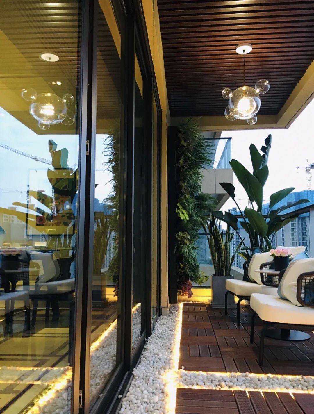 阳台砖与防腐木结合,阳台花园铺砖还是防腐木好