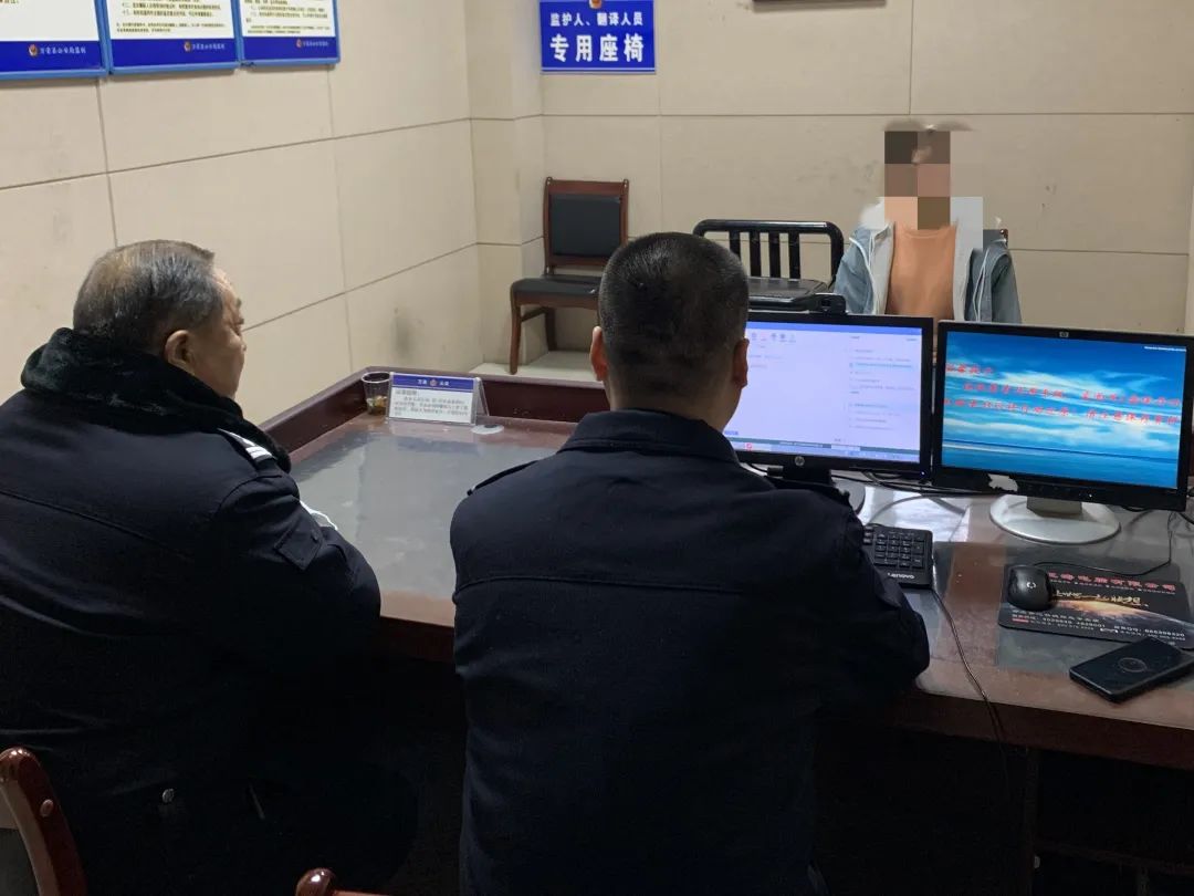 热心帮助本该赞见财起意反被拘万荣县解店派出所查处一起盗窃手机钱包案