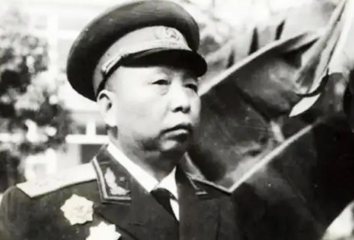 1973年，尤太忠给老政委*小平邓**送烟，*小平邓**拿到烟说了什么？