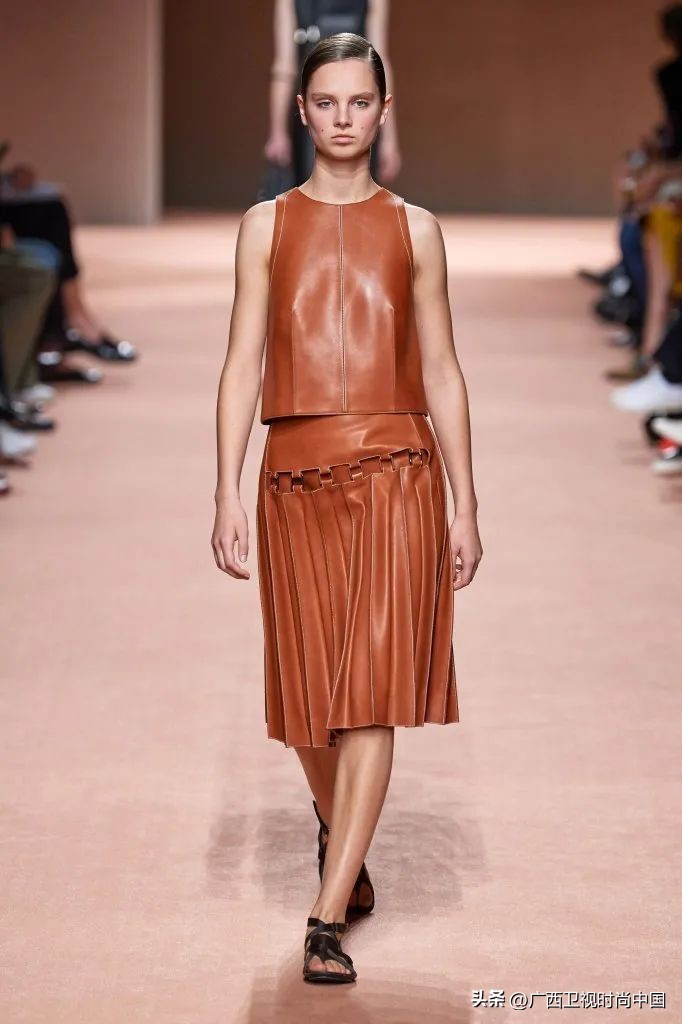 今年秋冬皮衣看起来更温柔了,新款皮衣穿出气质穿出高级感