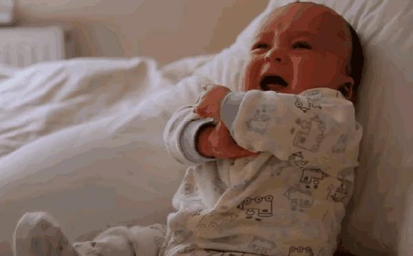 宝宝喝奶后多久才能放床上,新生儿喝完奶多久放床上睡比较好