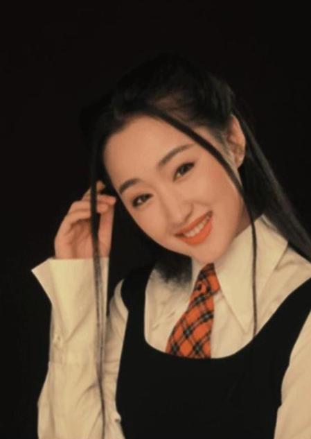 她被称为一代玉女,她被誉为清纯玉女型歌手