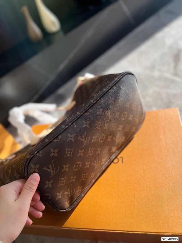 迪奥购物袋跟lv购物袋哪个值得买,lv购物袋哪个颜色经典