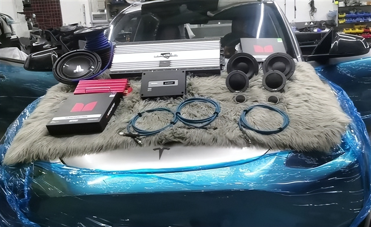 特斯拉modely音响和jbl战鼓3,汽车音响改装三分频与二分频效果