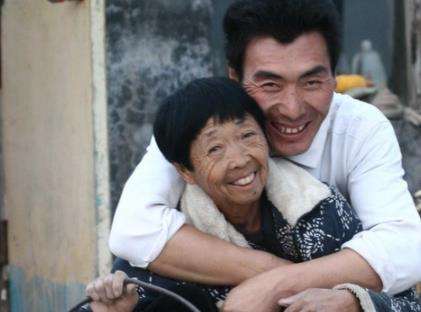 26岁小伙娶了58岁媳妇,27岁小伙非娶42岁离异大妈完整版