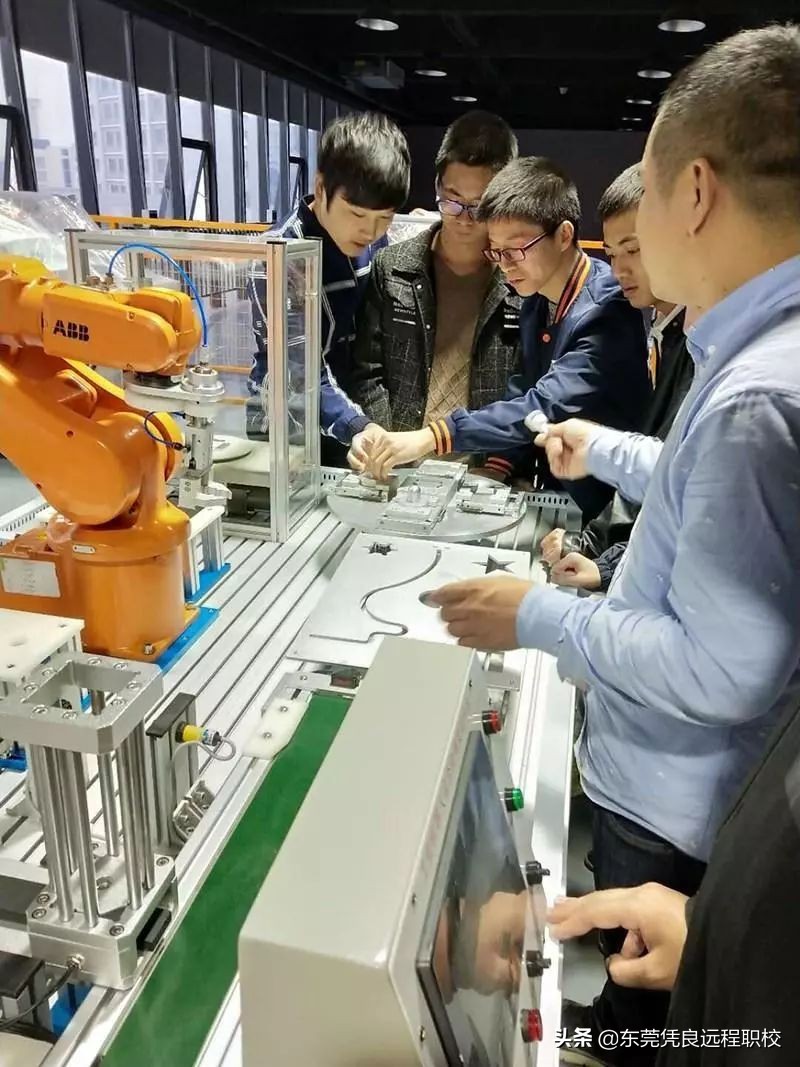 工业机器人培训为什么要学plc,plc和工业机器人