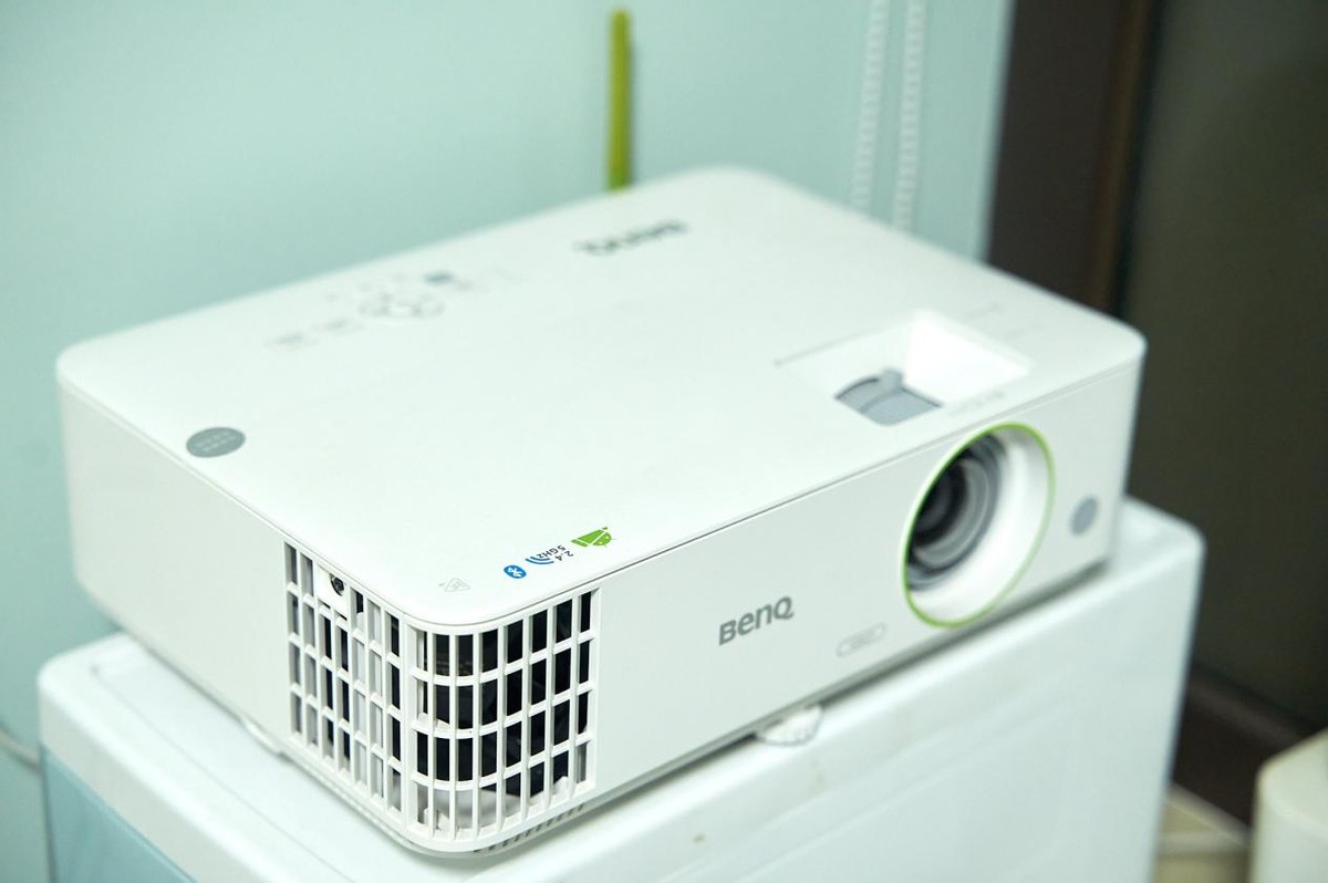 明基e580智能投影仪快速上手体验,爱普生tw5700tx和明基e582