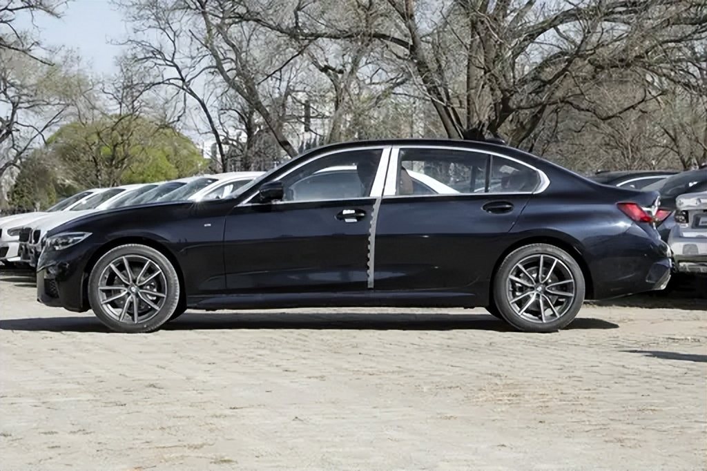 宝马3系和奥迪a4l哪个更适合家用,奔驰c宝马3系和奥迪a4l对比哪个好