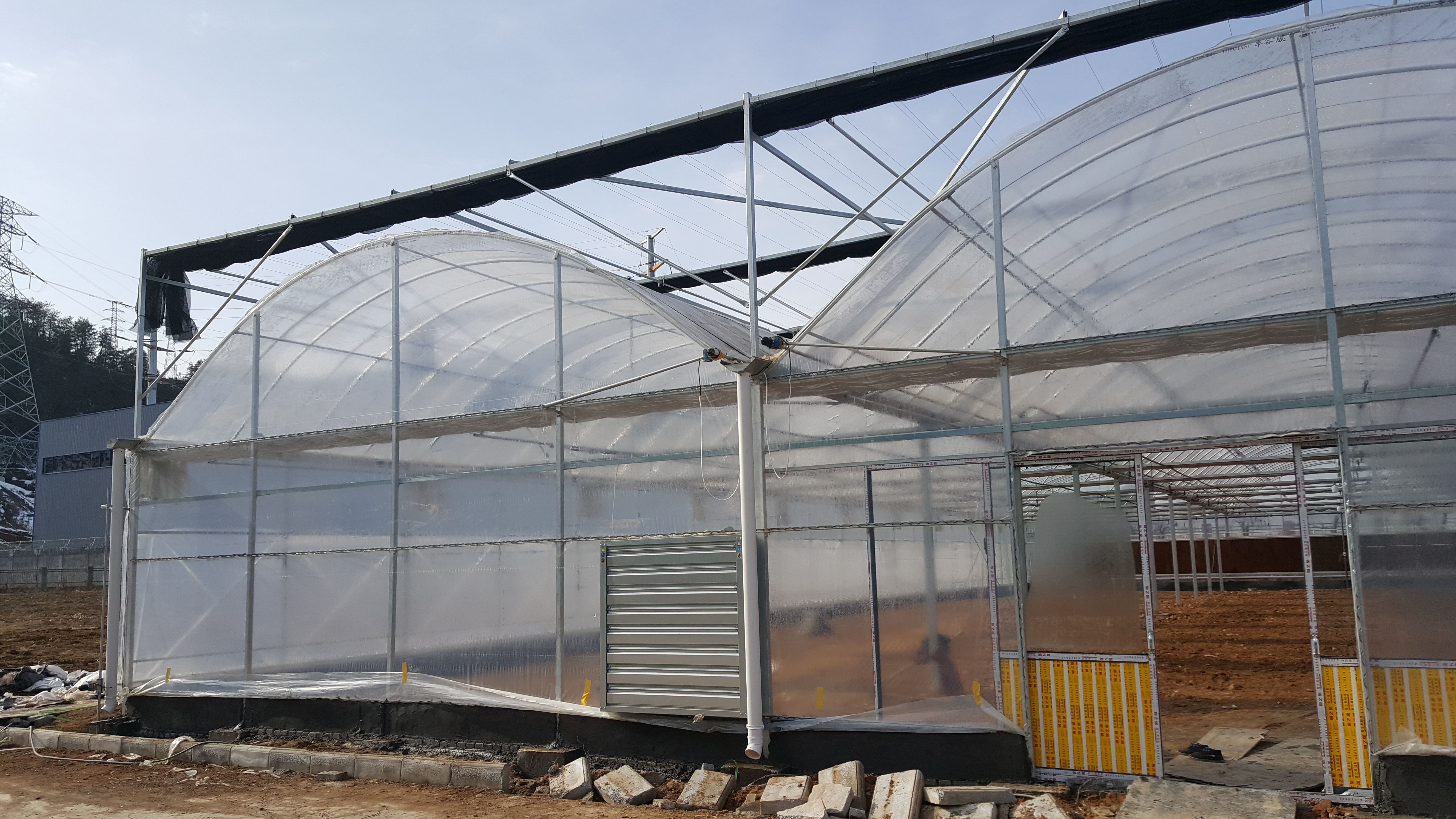 简易薄膜连栋温室大棚建造全过程,连栋薄膜温室大棚建造教程