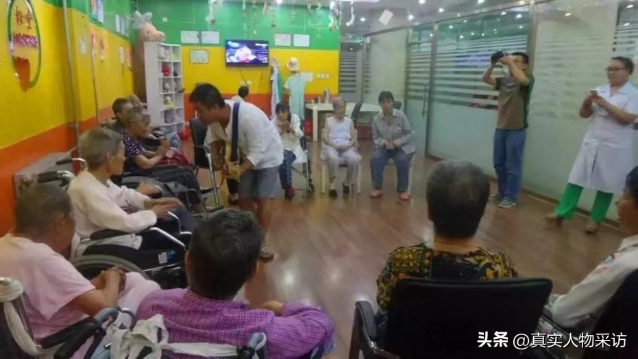 8090后的街头卖唱,13岁少年坚持7年陪父街头卖唱