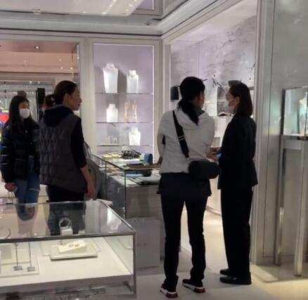 那英伦敦购物被偶遇，仅穿一条紧身裤不怕冷，出行低调收获颇丰